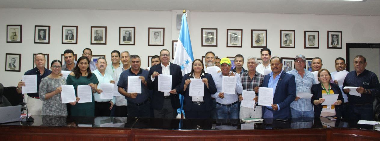 Gobierno, agroindustria y productores fijan precio de compra-venta de maíz a 520 lempiras